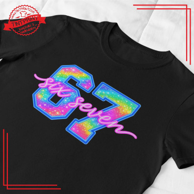 Koszulka Six Seven 67 z tęczowym, neonowym nadrukiem. Bawełna premium 190 g, trwały nadruk DTF, czarna lub biała.