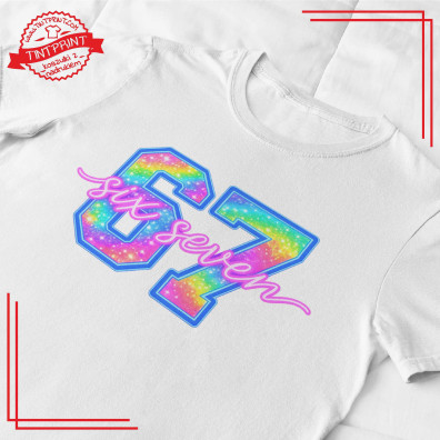 Koszulka Six Seven 67 z tęczowym, neonowym nadrukiem. Bawełna premium 190 g, trwały nadruk DTF, czarna lub biała.